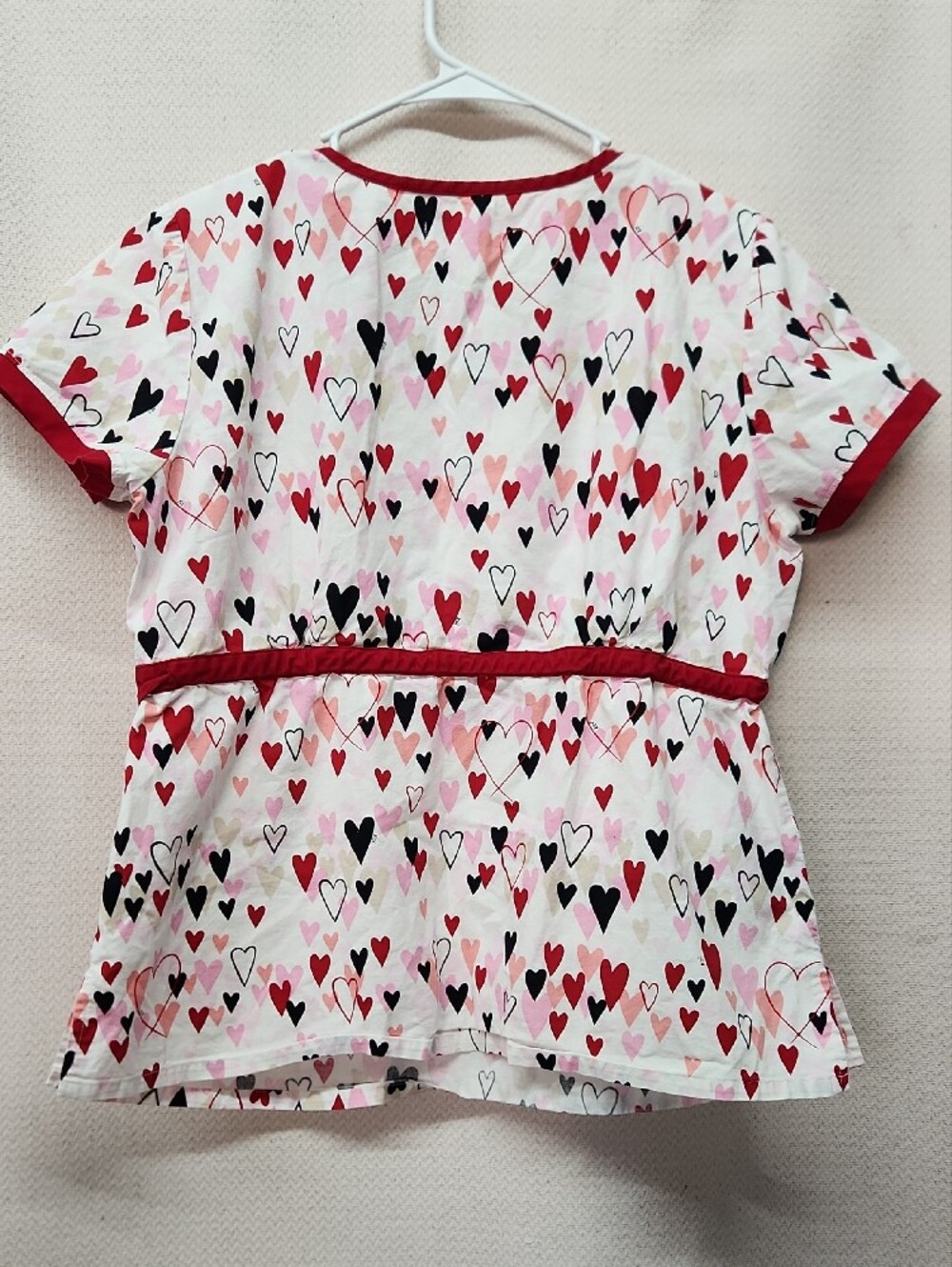 koi Heart-Print Wrap Scrub Top in Red, Pink, Black - Picture 3 of 3